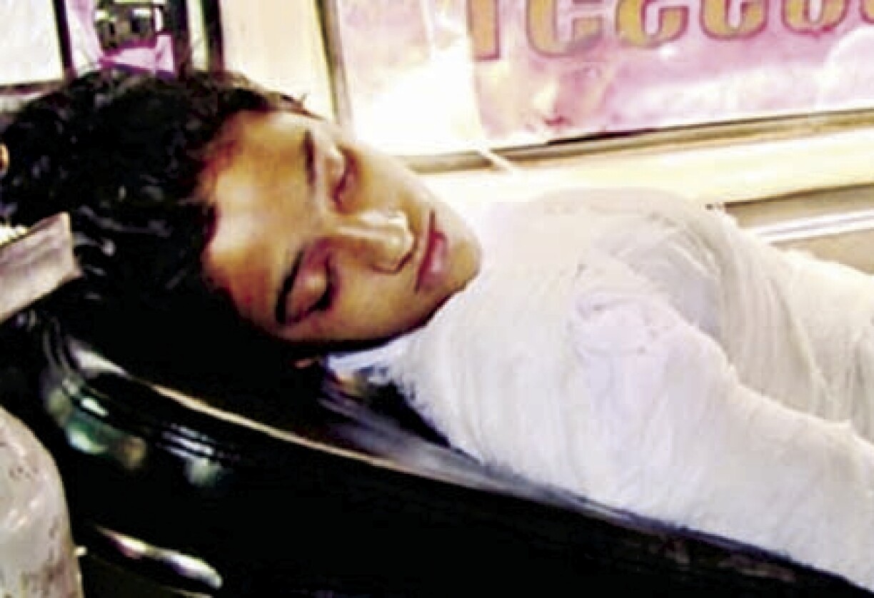 Nusrat Jahan Rafi après avoir été brûlée vive sur le toit du séminaire islamique où elle étudiait.