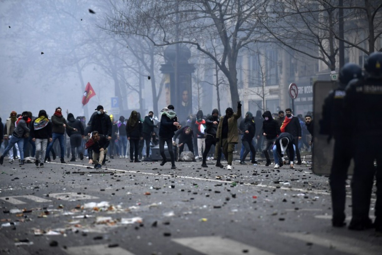 Heurts entre manifestants et policiers en marge d'un rassemblement de la communauté kurde, au lendemain de la mort de trois Kurdes tués par balle, le 24 décembre 2022 à Paris