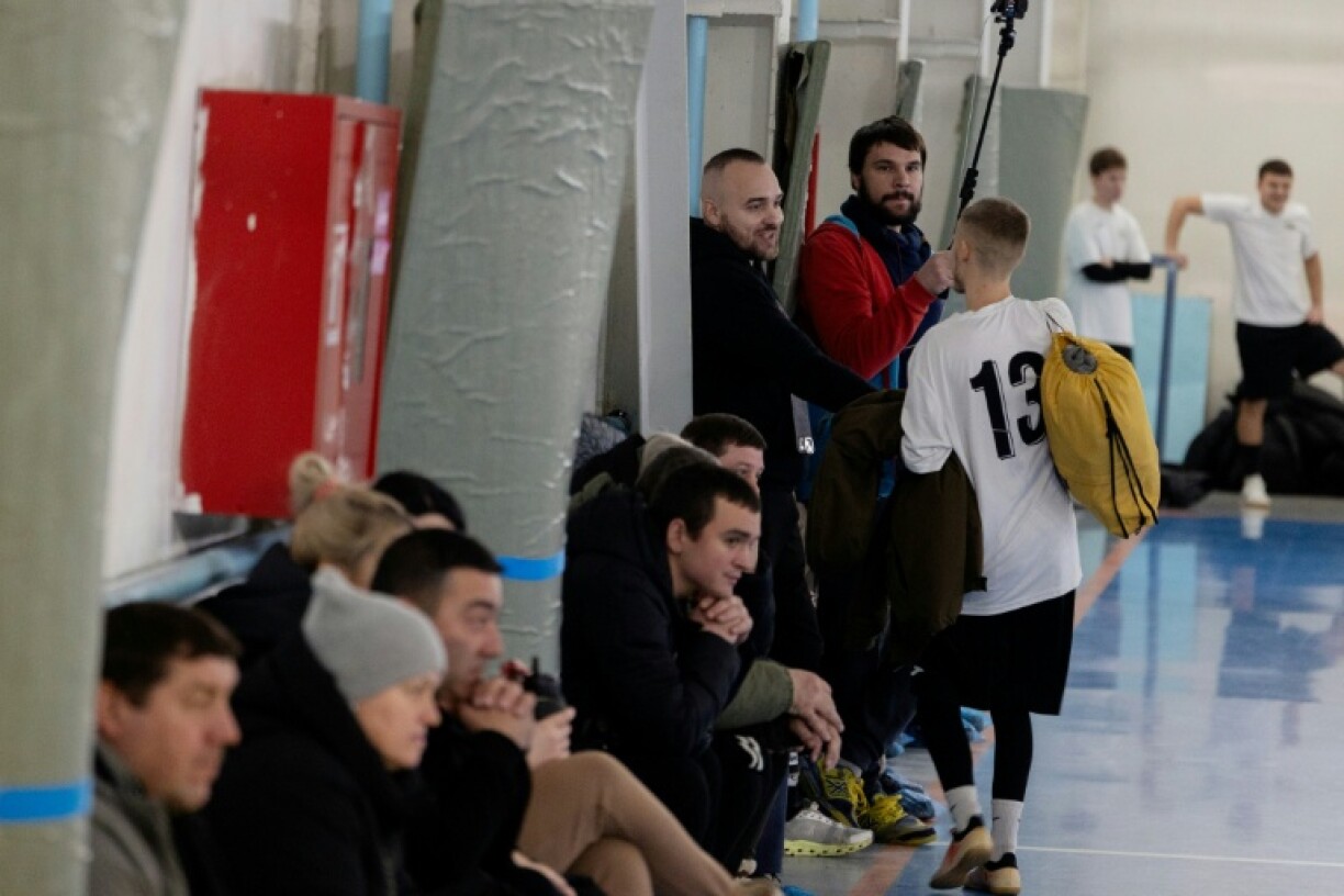 Volodymyr, vétéran de l'armée ukrainienne qui a perdu une jambe et un avant-bras lors d'une frappe de drone russe en 2024, lors d'un tournoi de football le 24 janvier 2026 à Pavlohrad, dans l'est de l'Ukraine