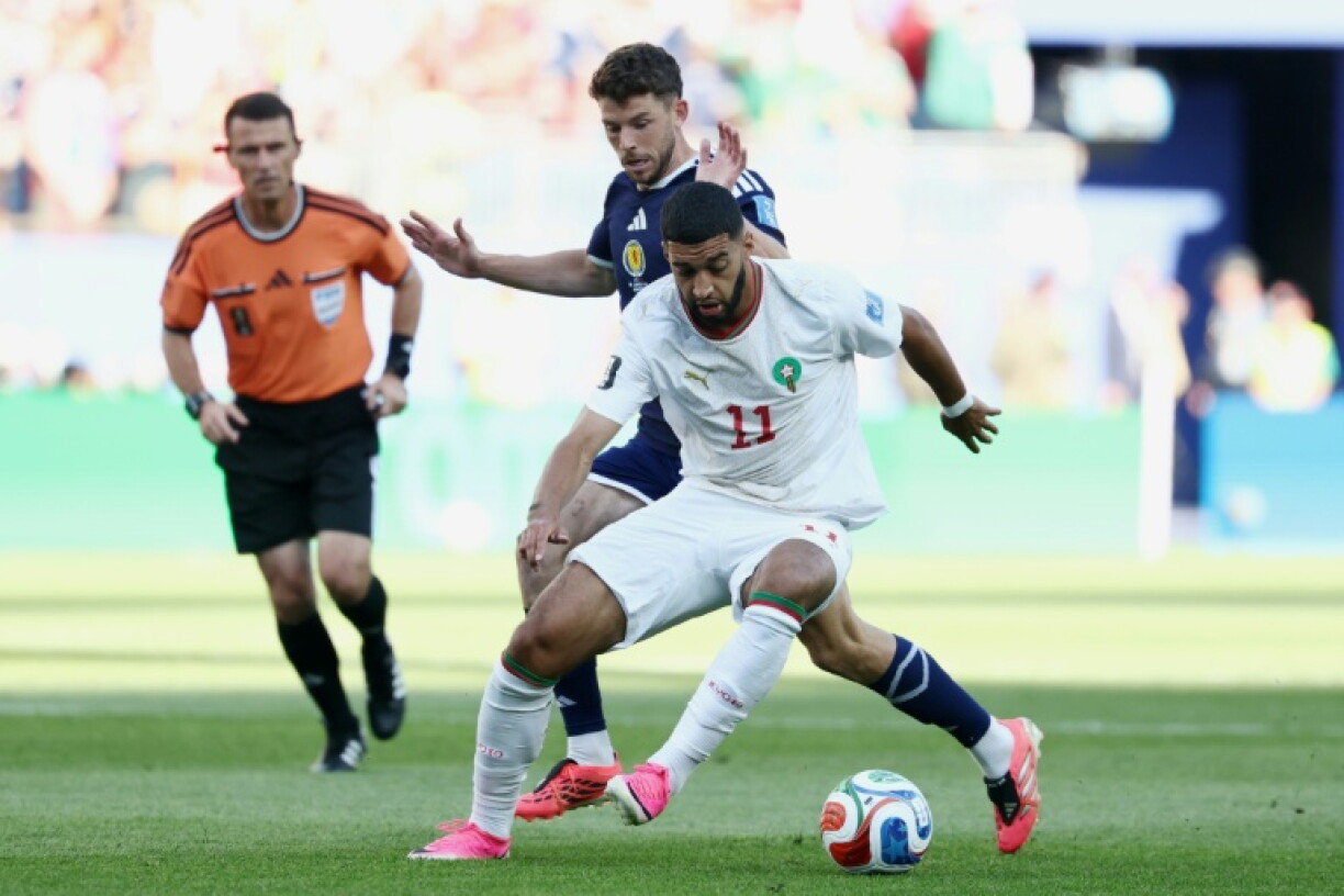 Ismael Saibari tente de se débarrasser de Ryan Christie lors de la victoire du Maroc contre l'Ecosse, le 19 juin 2026 à Foxborough, près de Boston