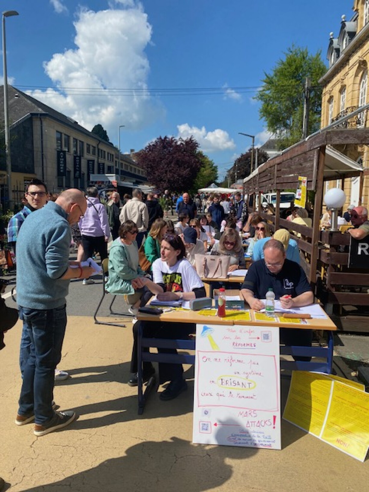 Corriger des copies sur le marché de Virton, c’est l’action choisie par le collectif Mars Attacks en fin de semaine dernière.