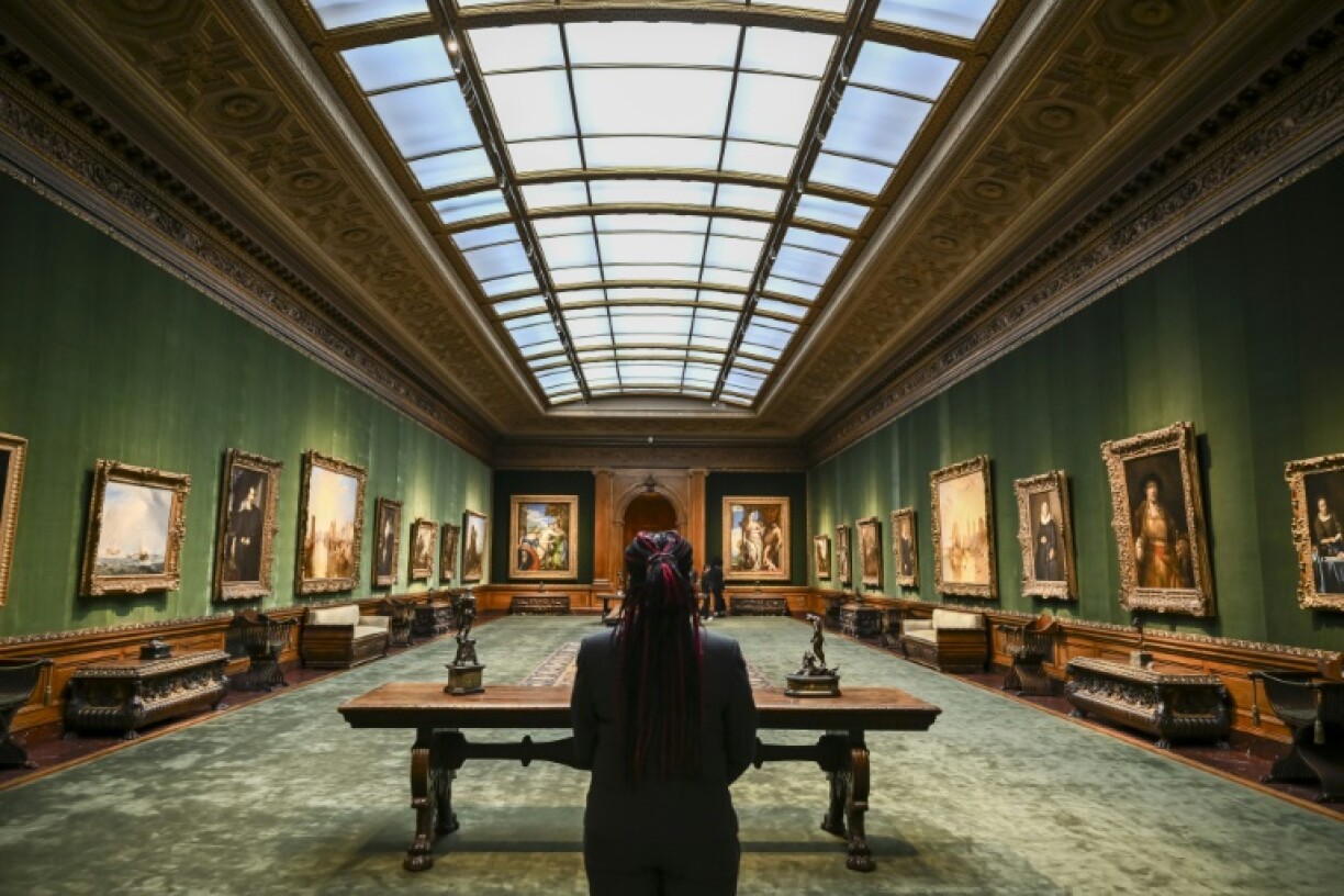 Among its approximately 1,800 works in New York's Frick Collection are paintings, sculptures, and decorative pieces