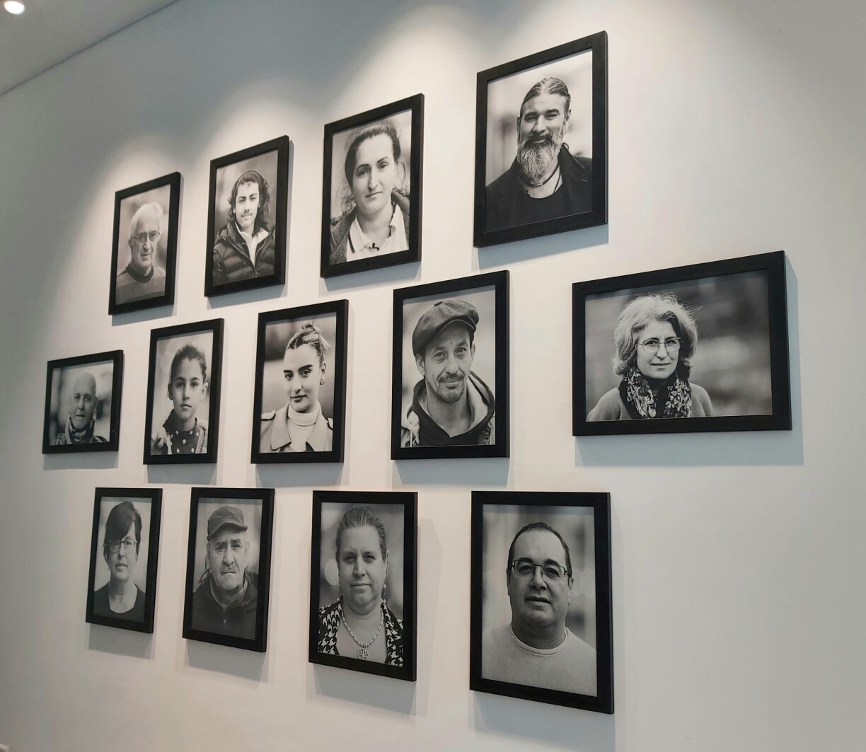 La troisième série photographique présente l'individu dépouillé de tout artifice.