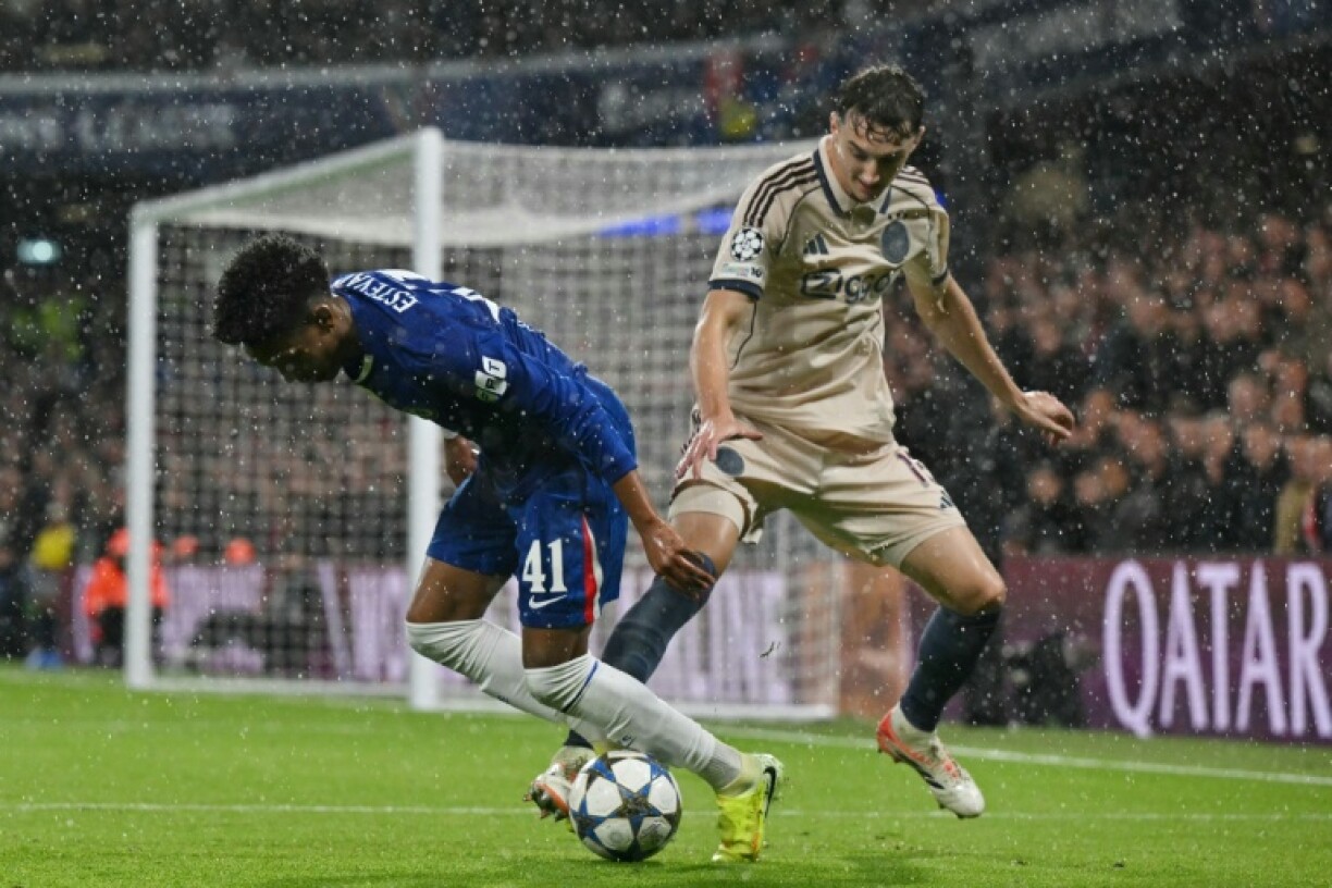 Le milieu de terrain brésilien de Chelsea Estevao (à gauche) à la lutte avec le défenseur néerlandais de l'Ajax Amsterdam Youri Baas (à droite) lors du match de Ligue des champions du 22 octobre 2025 à Stamford Bridge