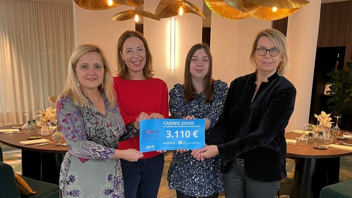 D'Anne Leick an d'Marine Weber vum Casino 2000 iwwerreechen ee Scheck un d'Sophie Glesener an d'Anne Schweizer vun SOS Villages d’Enfants Monde.