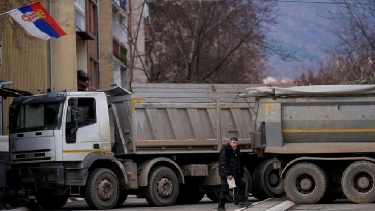 Une rue barrée par des camions dans la ville divisée de Mitrovica, Kosovo, le 28 décembre 2022