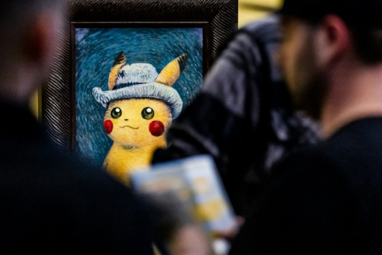 Des visiteurs regardent des peintures d'artistes inspirés par Pokémon au musée Van Gogh à Amsterdam, le 29 septembre 2023