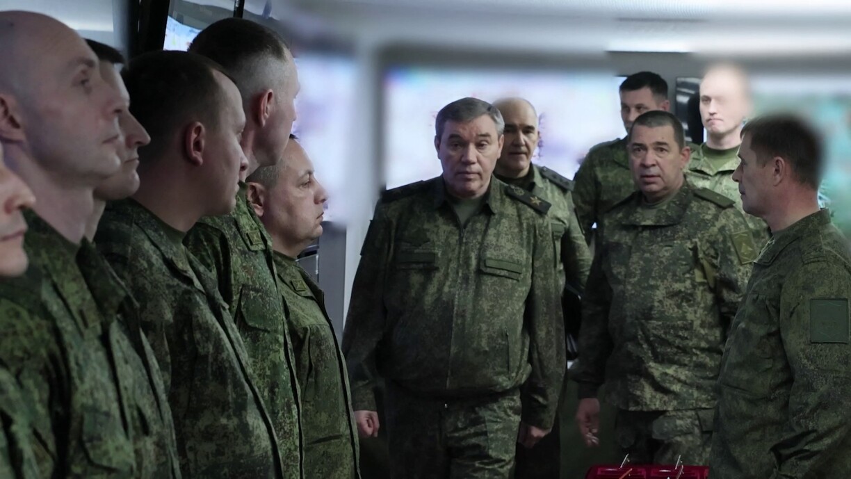 De russeschen Arméischef Gerasmiow bei der Visitt vun den Truppen an der Ukrain.