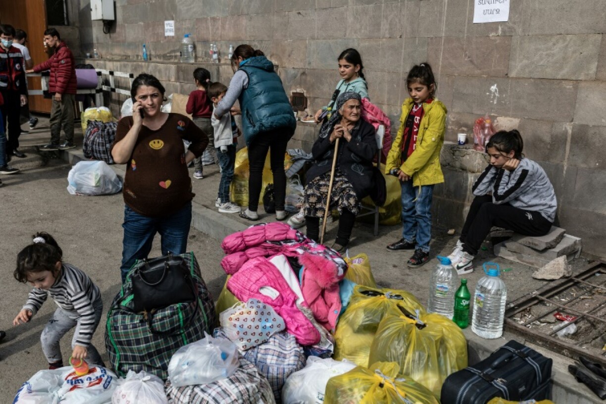 Des Arméniens venus du Nagorny Karabakh réfugiés dans la ville arménienne de Goris le 30 septembre 2023, après avoir fui l'arrivée des soldats azerbaïdjanais dans l'enclave