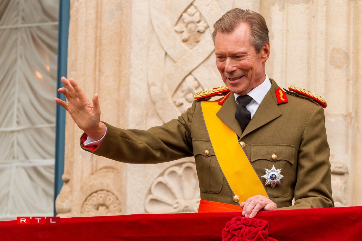 Après 25 ans de règne, le Grand-Duc sortant, Henri, est ovationné lorsqu'il apparaît au balcon du palais grand-ducal le vendredi 3 octobre 2025.