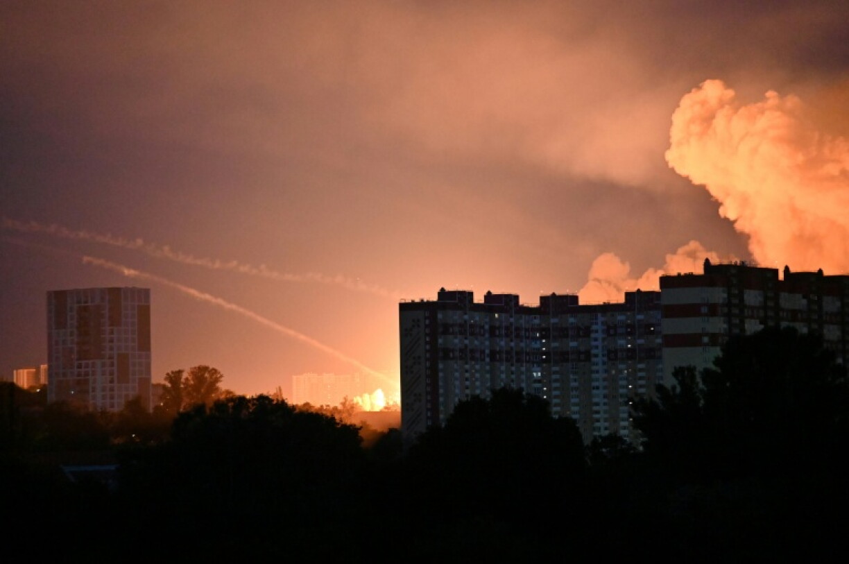Des frappes de missiles russes à Kiev, le 2 juin 2026