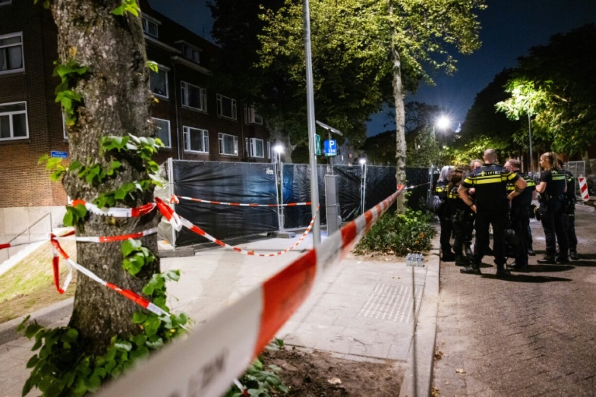 Des policiers et pompiers devant la maison où une femme a été tuée et sa fille grièvement blessée, le 28 septembre 2023 à Rotterdam, aux Pays-Bas