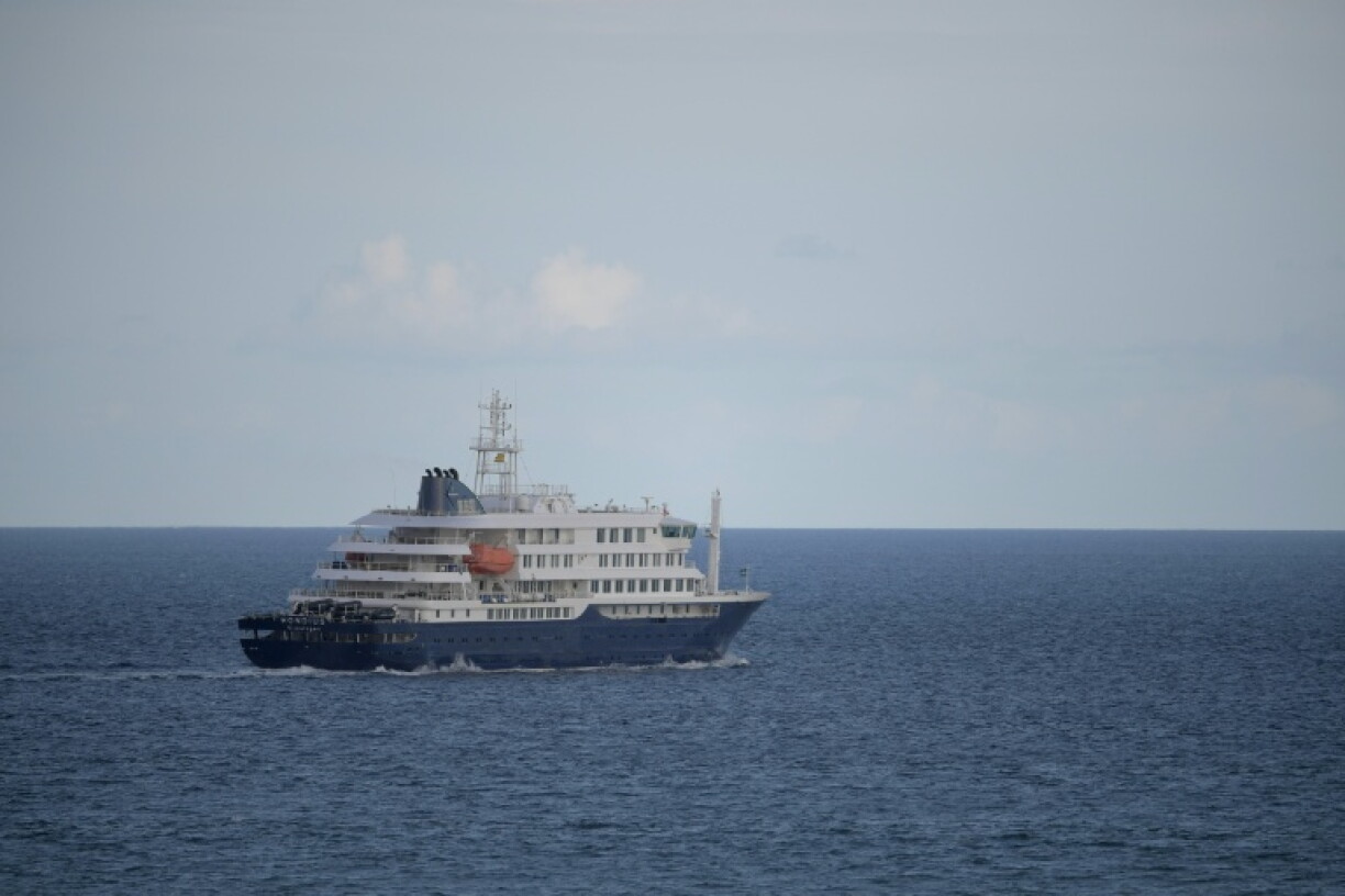 Le MV Hondius prend la mer après avoir quitté le port de Granadilla de Abona, sur l'île espagnole de Tenerife, le 11 mai 2026