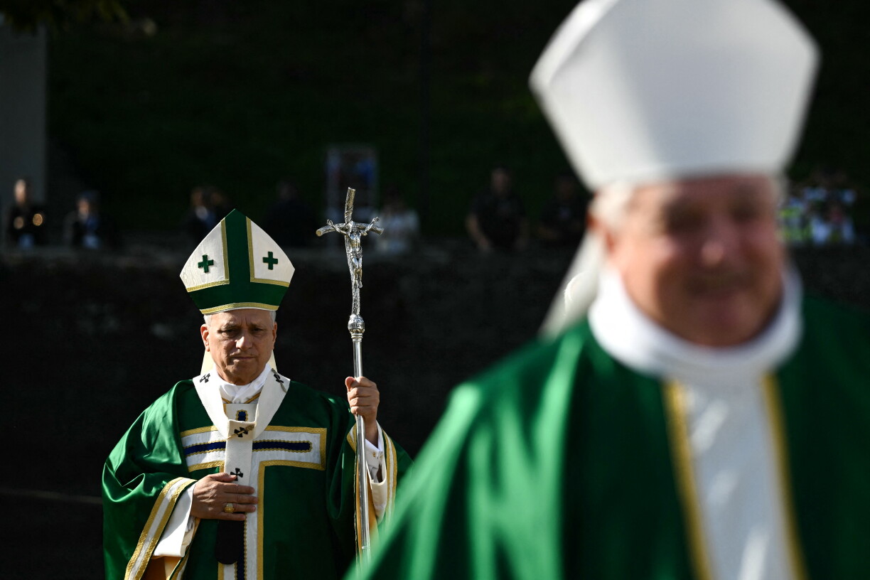 Le pape Léon XIV arrive pour célébrer une messe solennelle sur la prairie du sanctuaire de Notre-Dame de Lourdes.