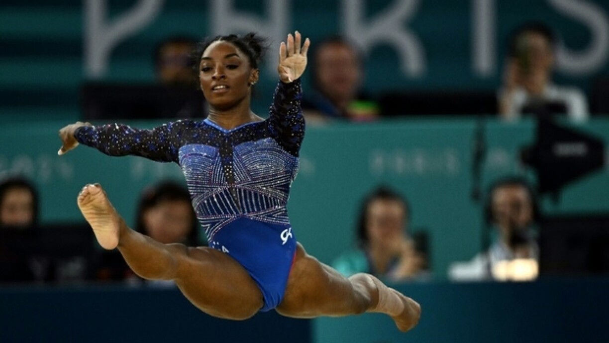 La gymnaste américaine Simone Biles lors de l'exercice au sol de la finale du concours général individuel des Jeux olympiques à l'Arena de Bercy à Paris, le 1er août 2024