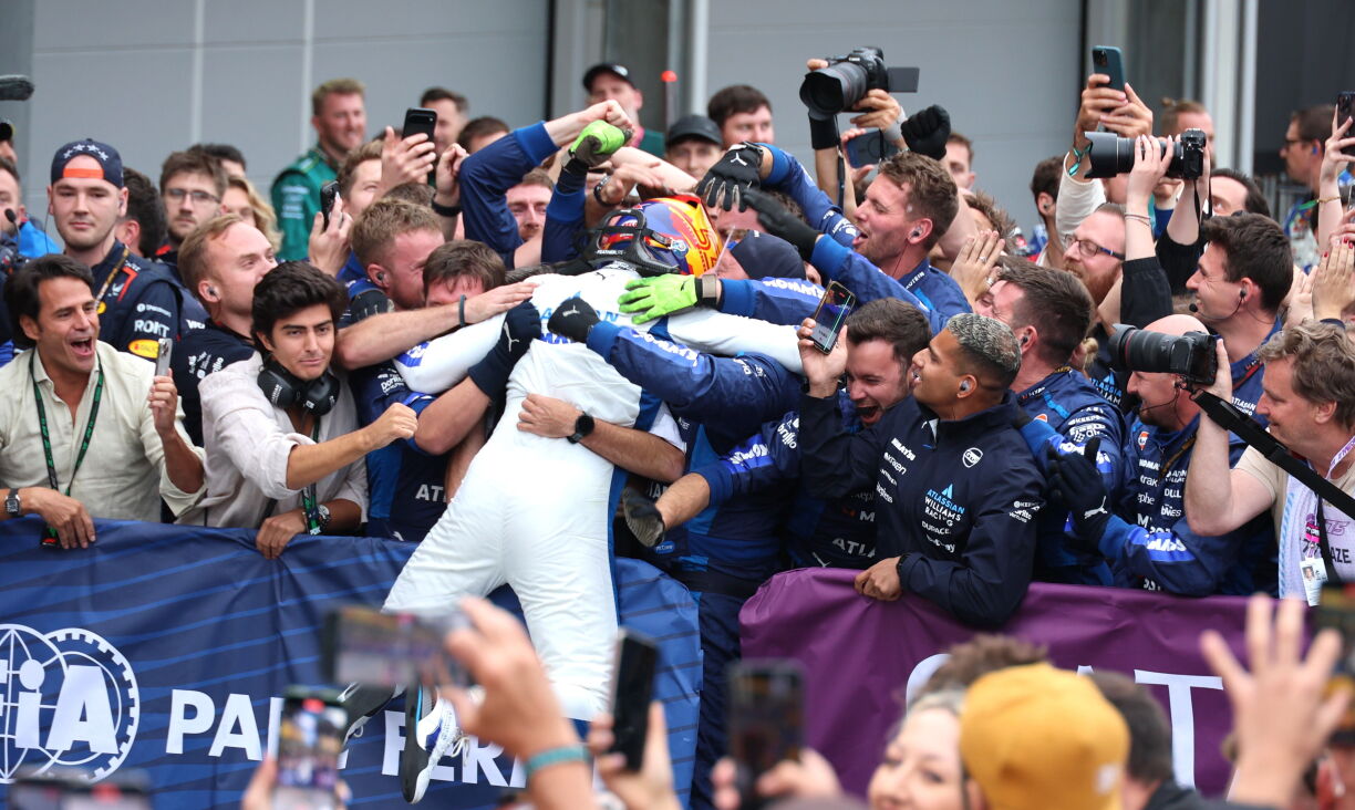 Zu Baku ass alles méiglech: de Sainz fiert 2025 mam Williams op de Podium.