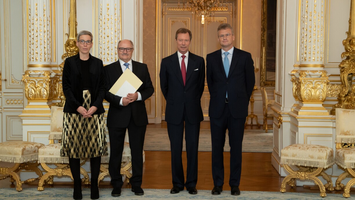 S.A.R. le Grand-Duc est entouré (de gauche à droite) par Mme Sam Tanson, ministre de la Culture ; MM. Franz Ruf, lauréat du « Prix Grand-Duc Adolphe 2019 » et Marc Hostert, président du CAL.