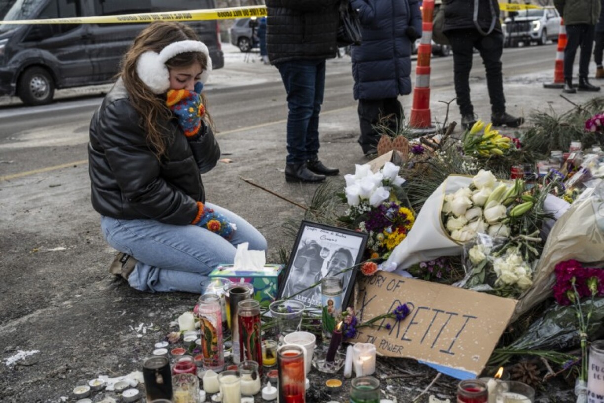 Une résidente rend hommage à Alex Pretti sur le lieu de sa mort à Minneapolis, le 25 janvier 2026.