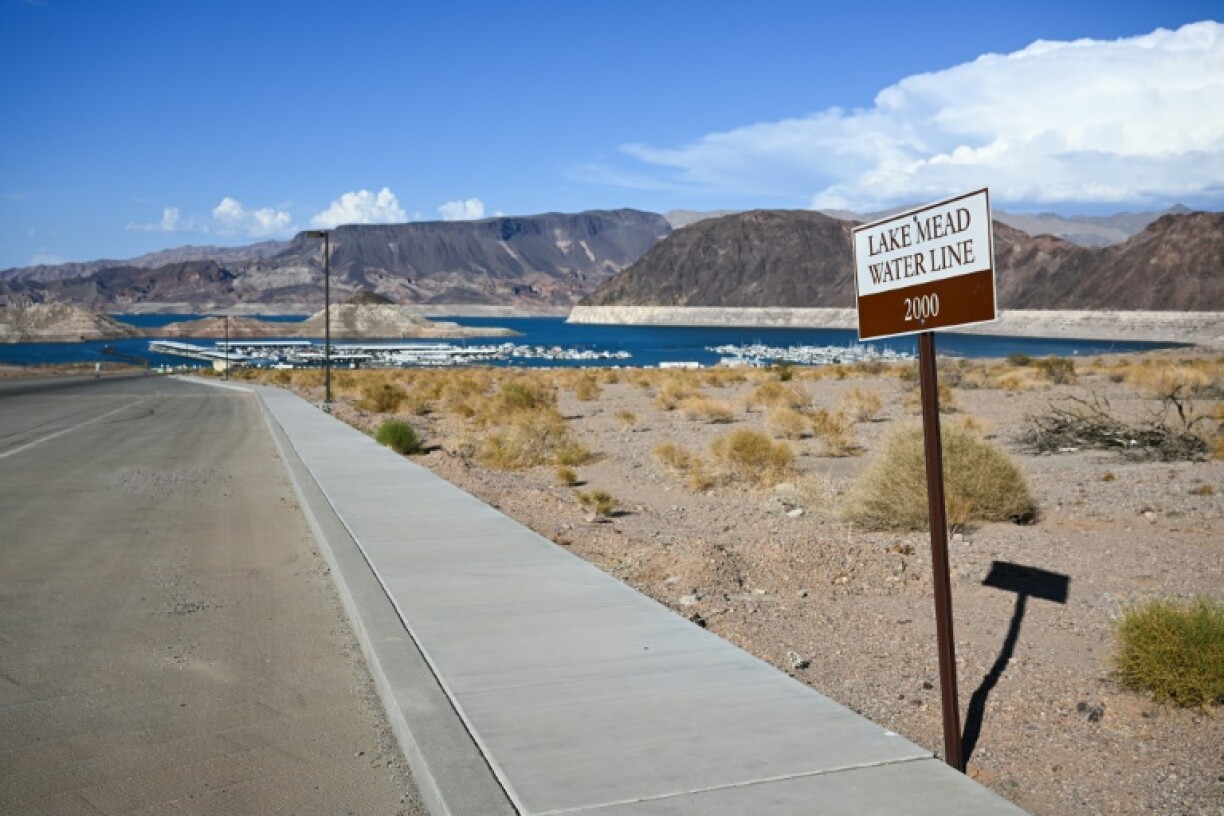 Un panneau montre où était le niveau du lac Mead en 2000 à Boulder City, Nevada