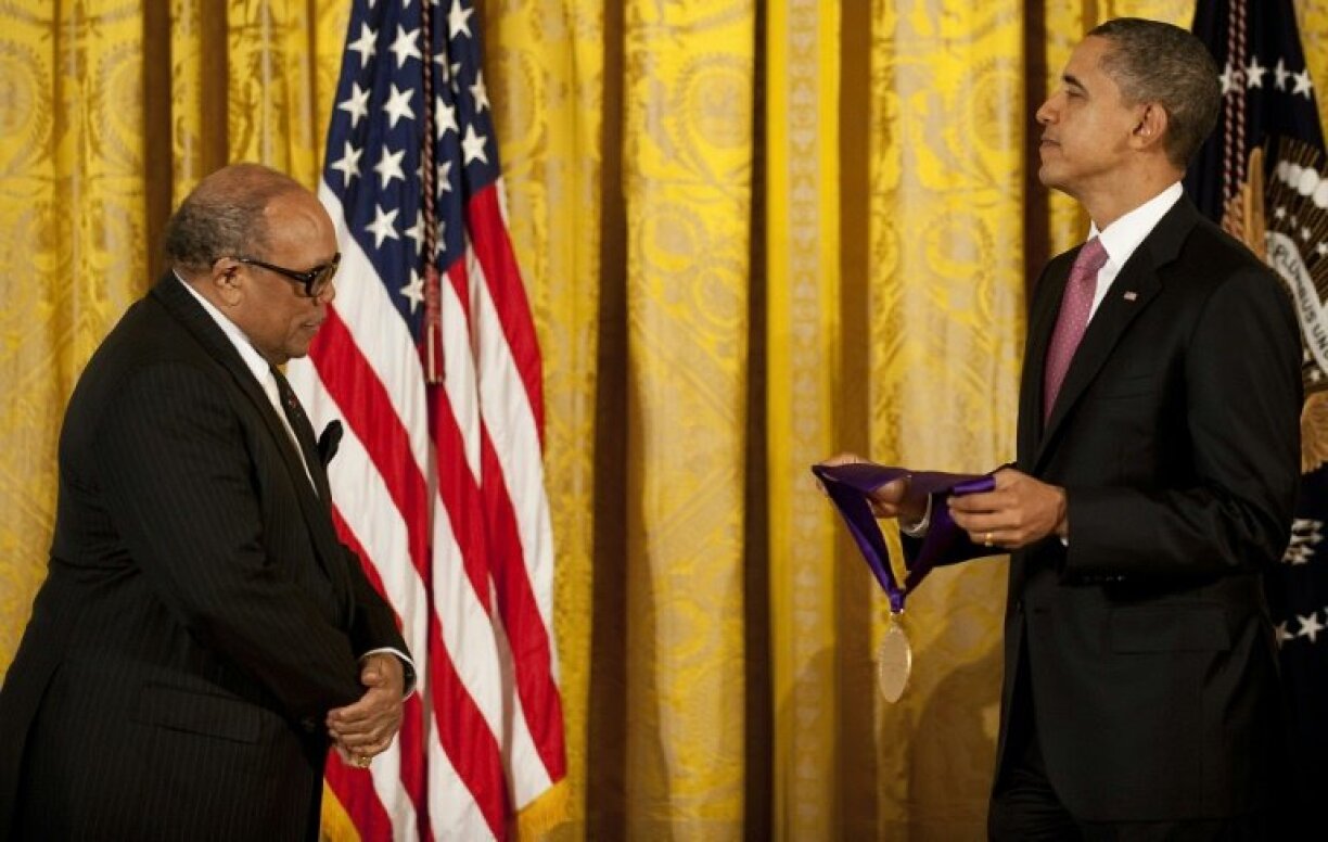 US President Barack Obama (R) awards the 2010 National Medal of Arts to American musician Quincy Jones at the White House / © AFP/File