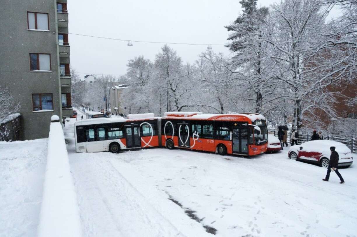 Un bus bloque une rue après avoir glissé sur le sol enneigé d'Helsinki, en Finlande, le 23 avril 2024