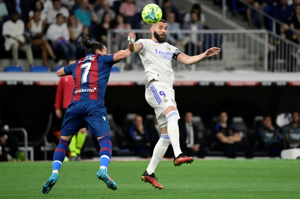 L'attaquant du Real Karim Benzema (d) à la lutte avec le défenseur de Levante Martin Caceres, le 12 mai 2022 à Madrid