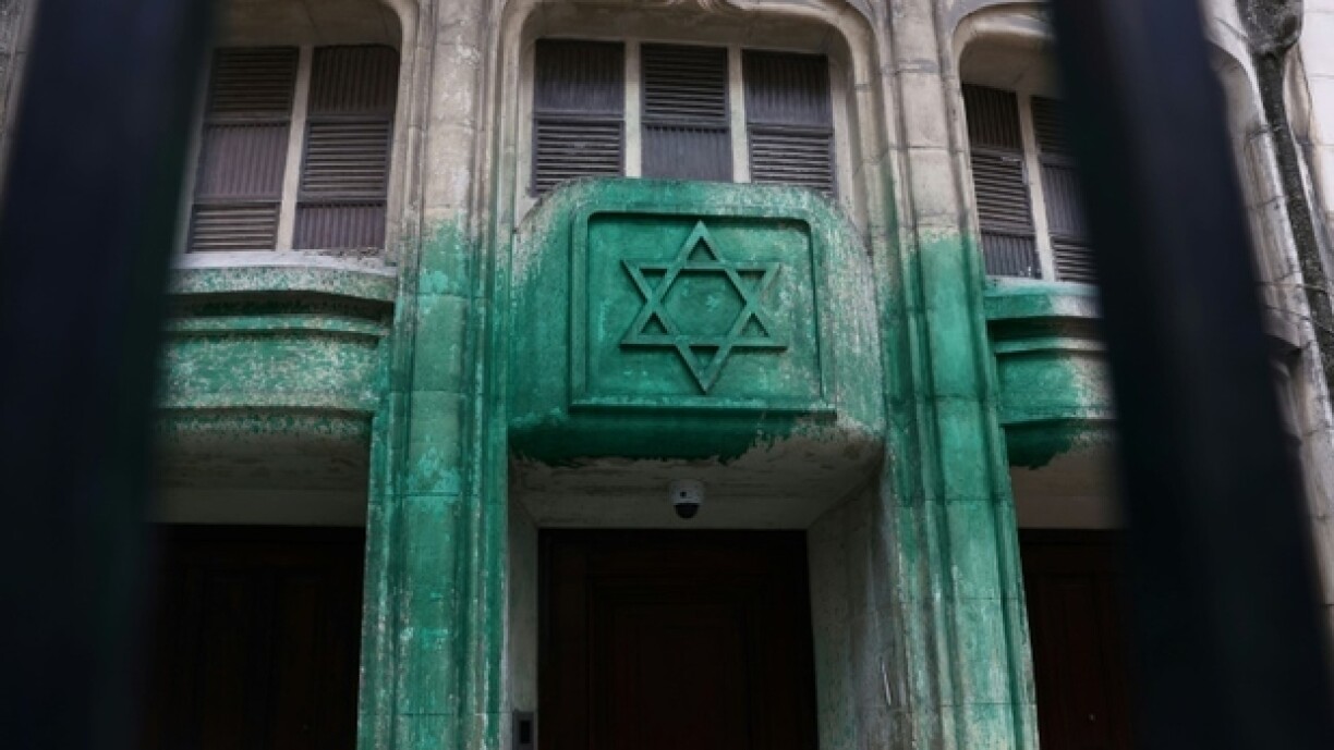 Des jets de peinture verte sur les murs de la synagogue Agoudas Hakehilos à Paris, le 31 mai 2025