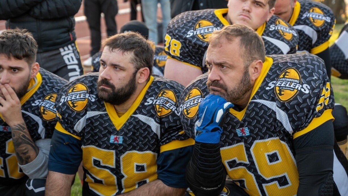 De José Sanchez (riets) zesumme mat e puer vu senge Matspiller vun den Diddeleng Steelers.