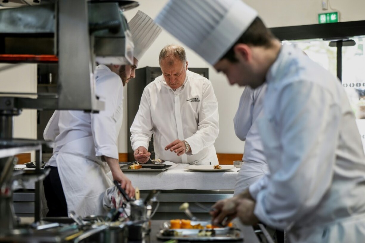 Le chef Patrick Henriroux (c) dans les cuisines de son restaurant