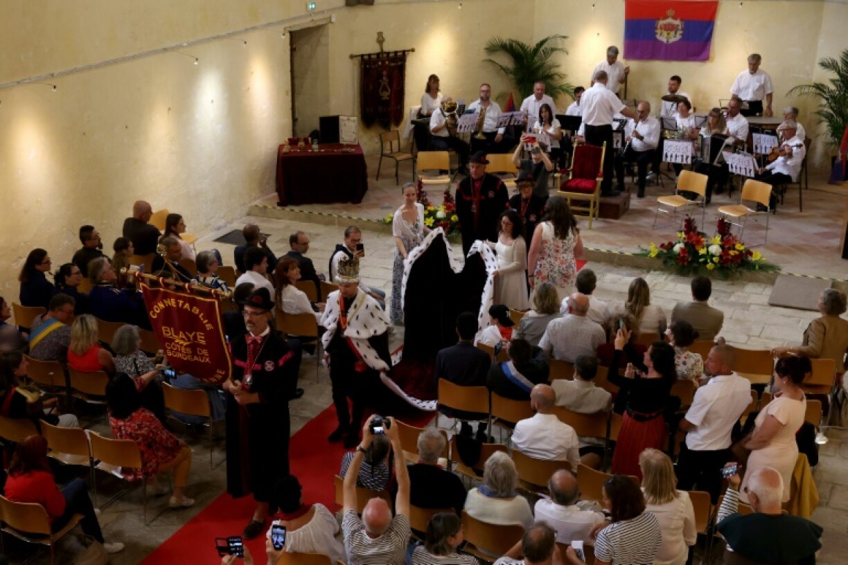 Le couronnement de Vincent 1er, prince d'Hélianthis, un royaume imaginaire, samedi en la citadelle de Blaye (Gironde), le 5 août 2023