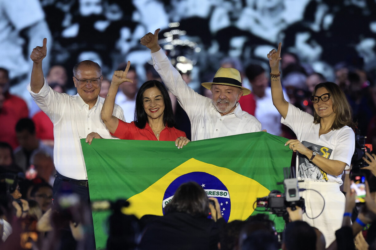 De brasilianesche Vizepresident Geraldo Alckmin a seng Fra Maria Lucia "Lu" Alckmin zesumme mam brasilianesche President Luiz Inacio Lula da Silva an der First Lady Rosangela "Janja" da Silva um Parteidag vun der Aarbechter Partei PT den 2. August zu Sao Paulo.