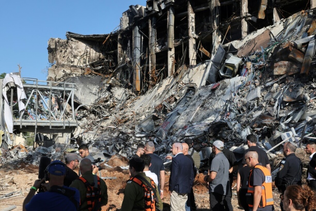 Le Premier ministre israélien Benjamin Netanyahu visite l'Institut scientifique Weizmann à Rehovot, dans le centre du pays, touché par des missiles iraniens le 20 juin 2025