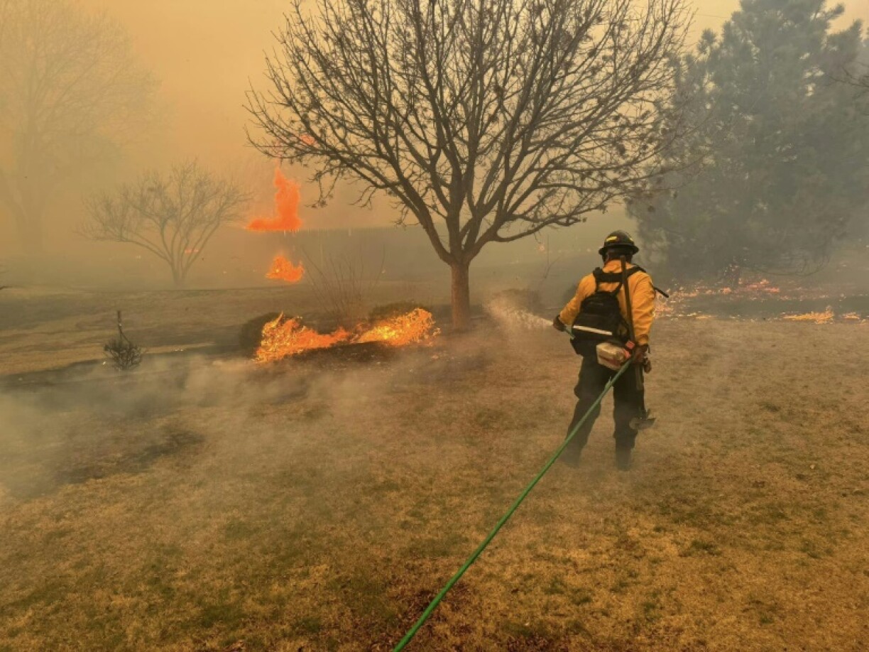 Cette photo prise par le service d'incendie de Flower Mound montre un pompier luttant contre le feu de Smokehouse Creek, près d'Amarillo, le 28 février 2024, au Texas