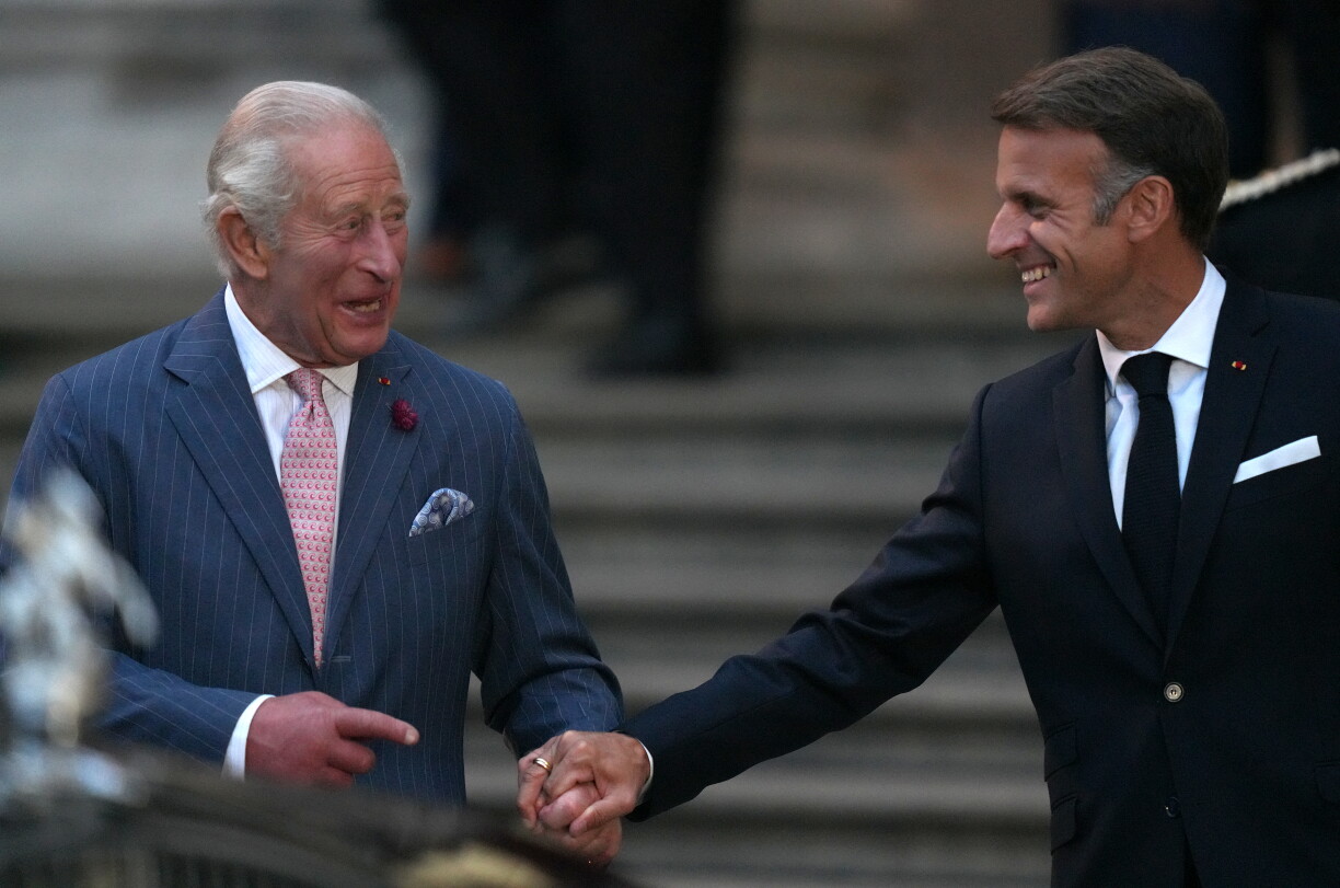 Le roi Charles III de Grande-Bretagne et le président français Emmanuel Macron partagent un moment de détente en quittant le British Museum à Londres.