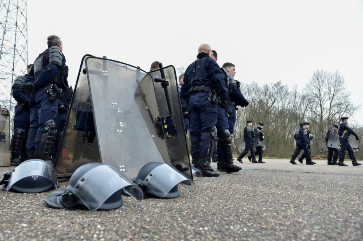 Des membres de la CRS 36, basée à Châtel Saint-Germain, au sud de Metz, s'entraînent sur le terrain du 3e Régiment de Hussards le 23 février 2023 à Metz