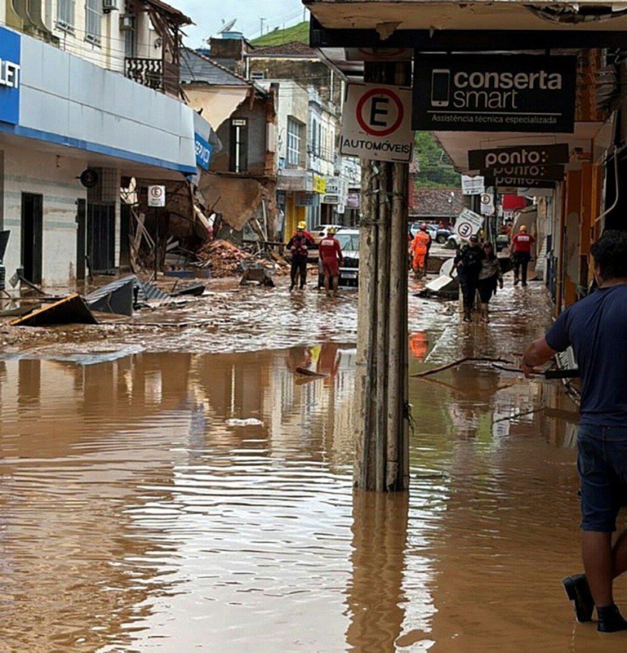 Photo fournie par les pompiers locaux des secours qui s'organisent le 24 février 2026 après les violentes pluies à Juiz de Fora, dans l'Etat du Minas Gerais au Brésil