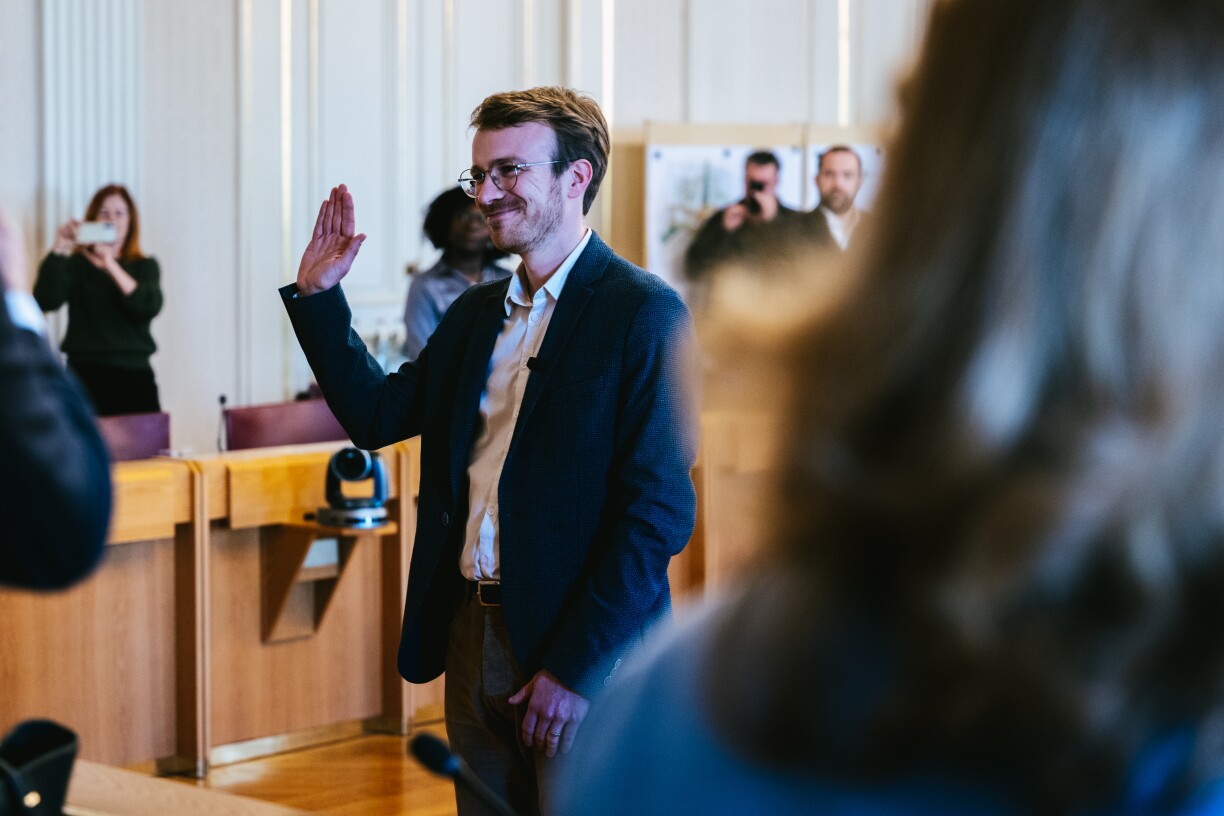 De Fabricio Costa gouf e Méindeg vun der Stater Buergermeeschtesch Lydie Polfer als neie Gemengeconseiller vereedegt.