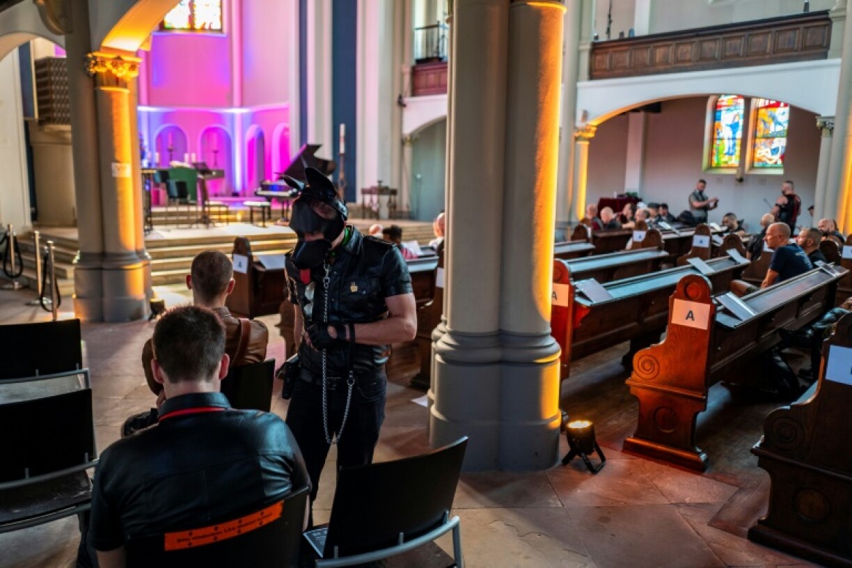 Des spectateurs, tout de cuir vêtus, pour la soirée