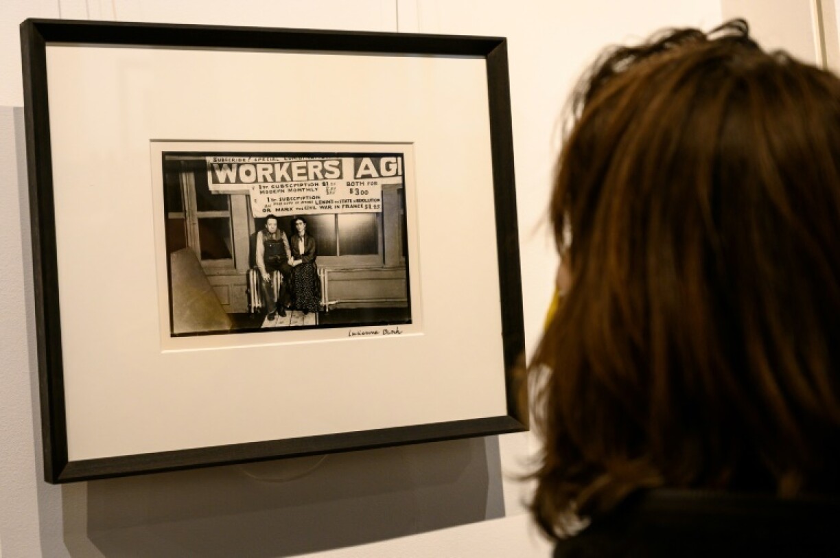 Une femme regarde une photo de l'artiste américaine Lucienne Bloch sur laquelle figure la peintre mexicaine Frida Kahlo lors d'une exposition à la Galerie de l'instant à Paris, le 6 février 2021
