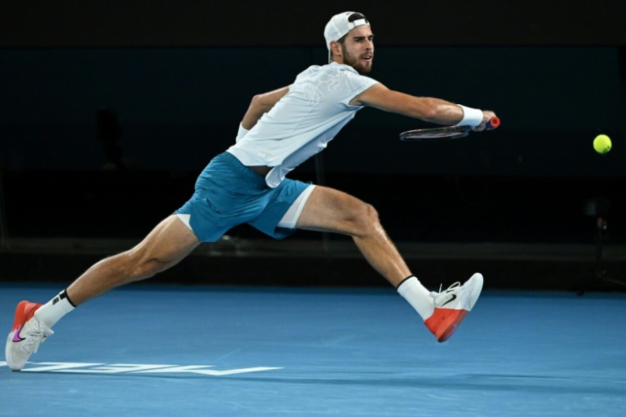 Le Russe Karen Khachanov frappe un retour contre l'Américain Sebastian Korda lors de leur quart de finale à l'Open d'Australie, à Melbourne, le 24 janvier 2023