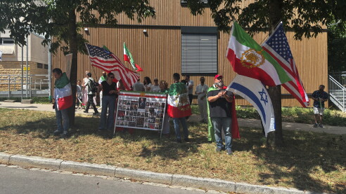 Si setzen d'Hoffnung an d'USA: Eng zwou Dose Leit hate sech e Mëttwoch de Mëtteg virun der US-Ambassade an der Stad versammelt.