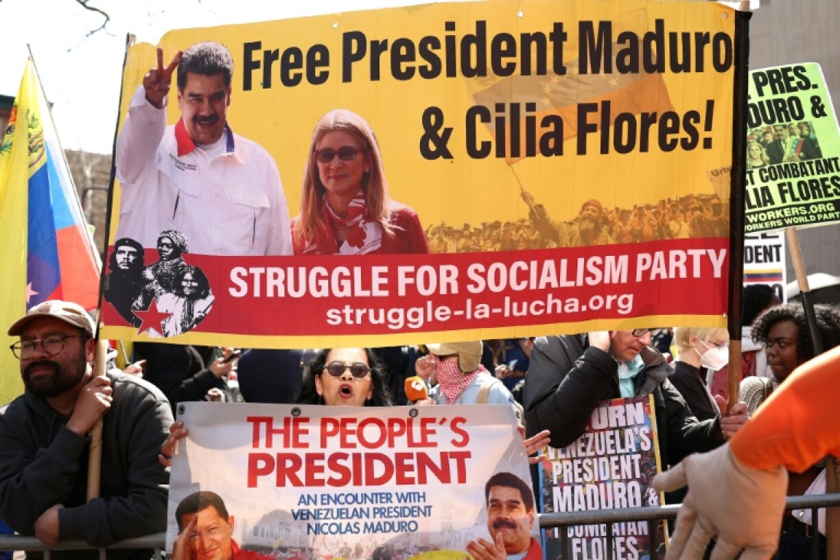 Des partisans du président vénézuélien déchu Nicolas Maduro manifestent devant le tribunal de New York où il doit comparaître, le 26 mars 2026