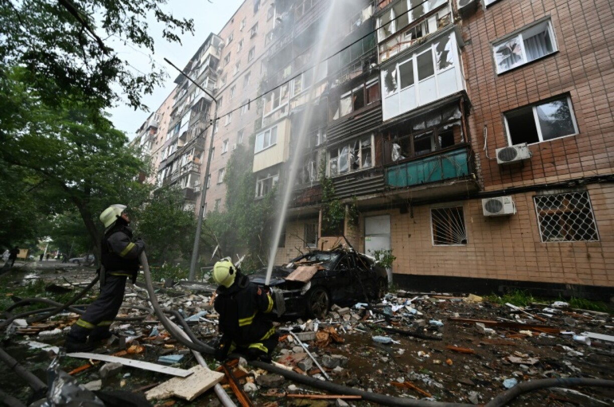 Des pompiers éteignent un incendie à Kharkiv, le 7 juin 2025