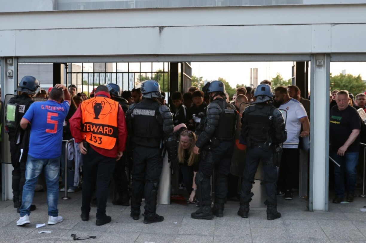Contrôle de police devant le Stade de France à Saint-Denis lors de la finale de la Ligue des Champions entre Liverpool et le Real Madrid le 28 mai 2022