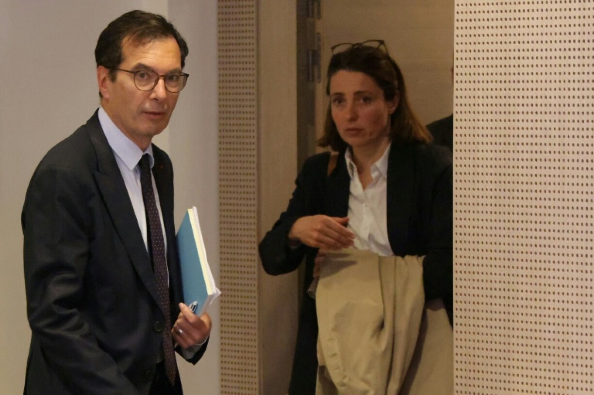 Le ministre du Travail Jean-Pierre Farandou et la secrétaire générale de la CGT Sophie Binet (R) à l'issue d'une réunion à Paris le 13 avril 2026