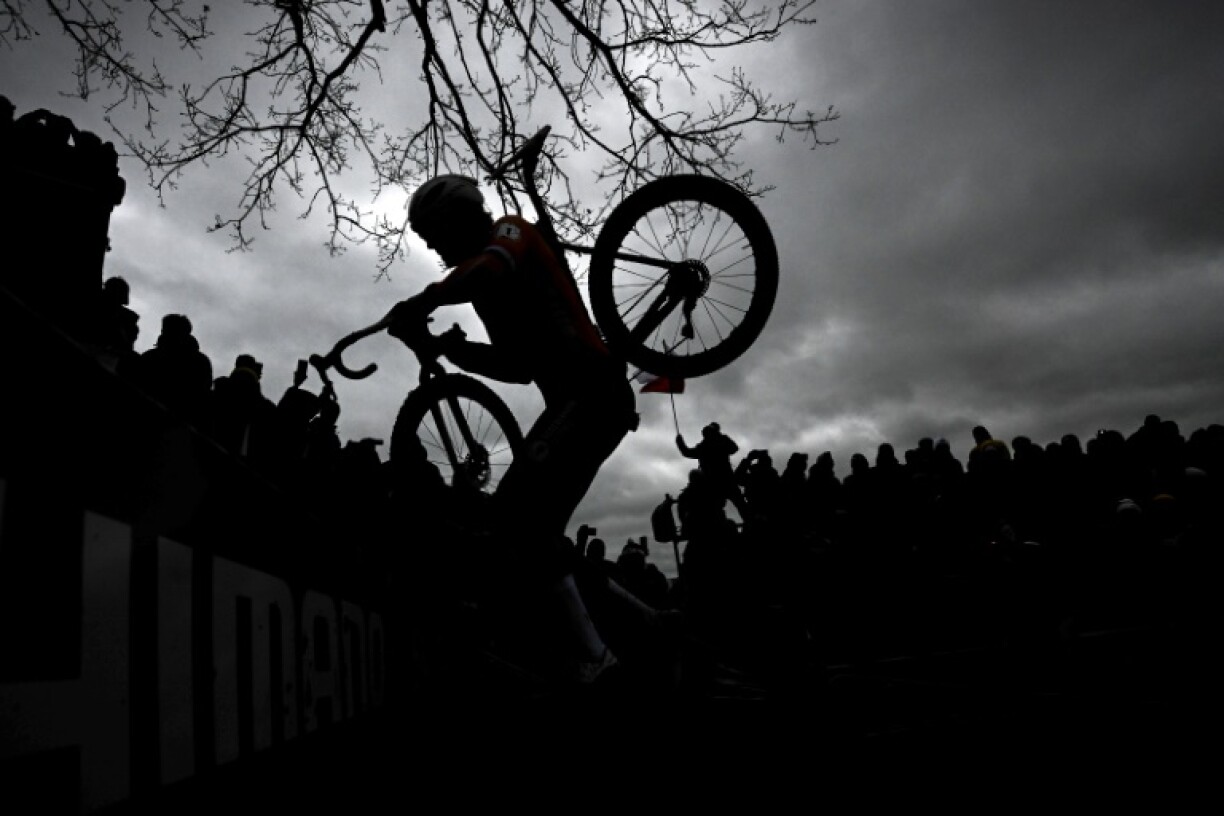 Mathieu van der Poel pendant la course des championnats du monde de cyclo-cross dimanche à Tabor, en République tchèque.