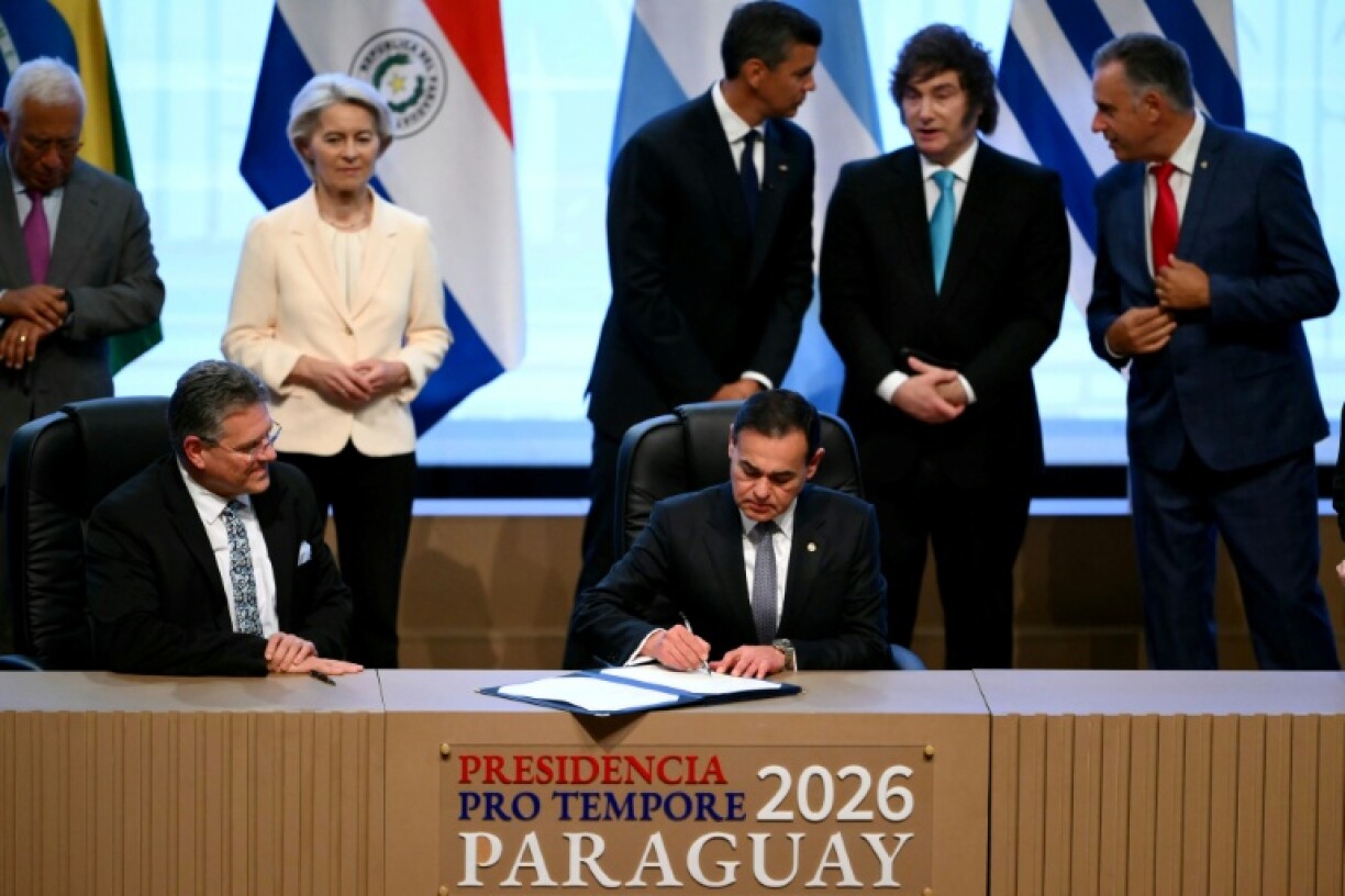 Le ministre des Affaires étrangères du Paraguay, Ruben Ramirez Lezcano, signe un document aux côtés du commissaire européen au Commerce et à la Sécurité économique, Maros Sefcovic, en présence (de gauche à droite, à l'arrière) du président du Conseil européen, Antonio Costa, de la présidente de la Commission européenne, Ursula von der Leyen, le président du Paraguay, Santiago Pena, le président argentin, Javier Milei, et le président uruguayen, Yamandu Orsi, assistent à la cérémonie de signature de l'accord commercial entre l'Union européenne et le Mercosur, à Asuncion, le 17 janvier 2026.