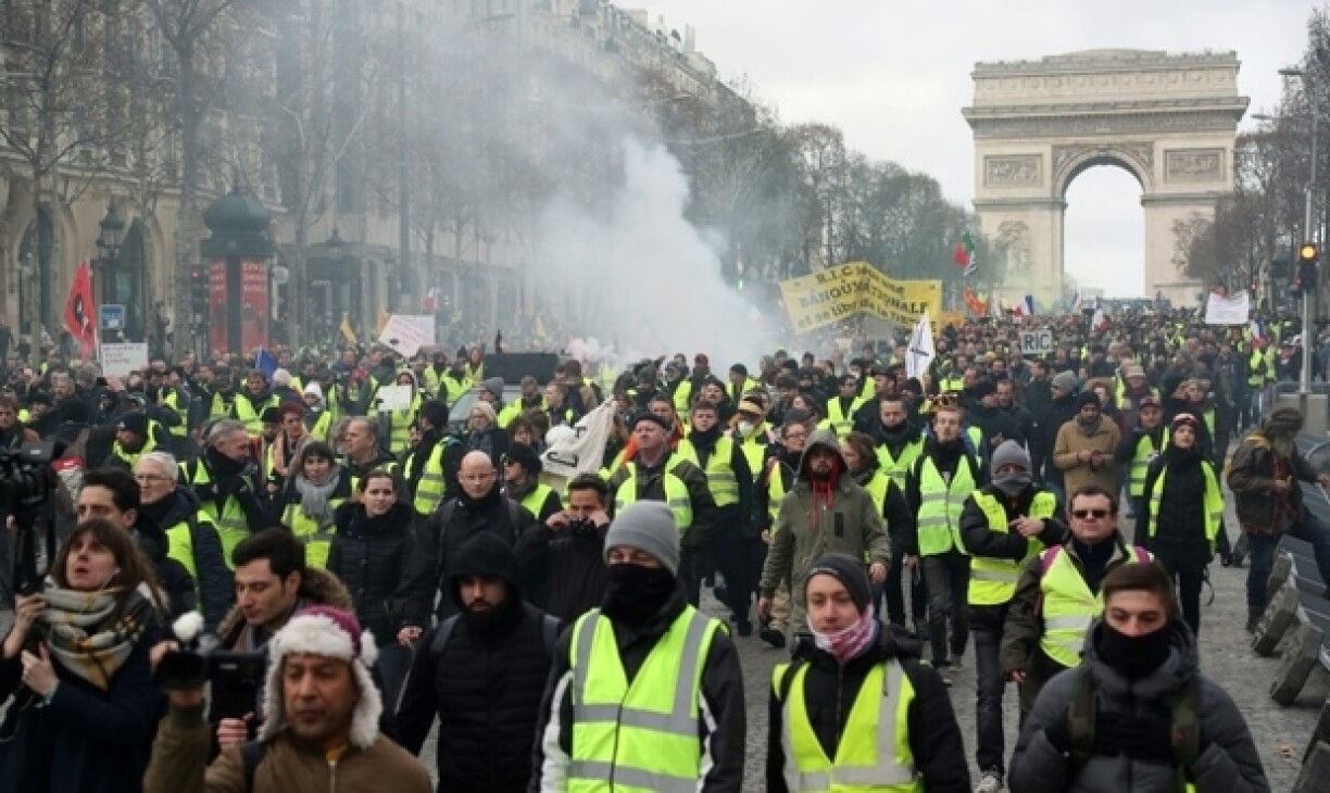 Des manifestants sur les Champs Elysées.