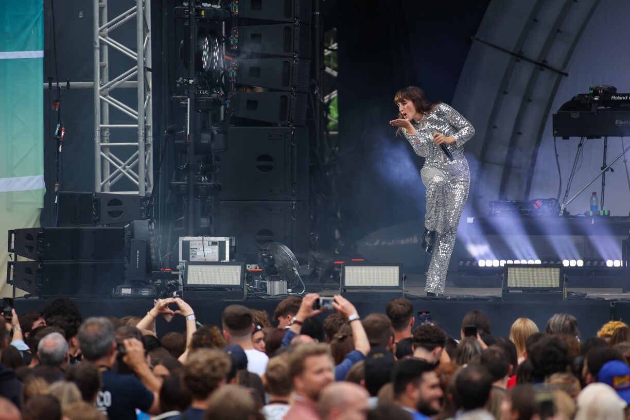 Juliette Armanet sur la scène des Francofolies le 10 juin
