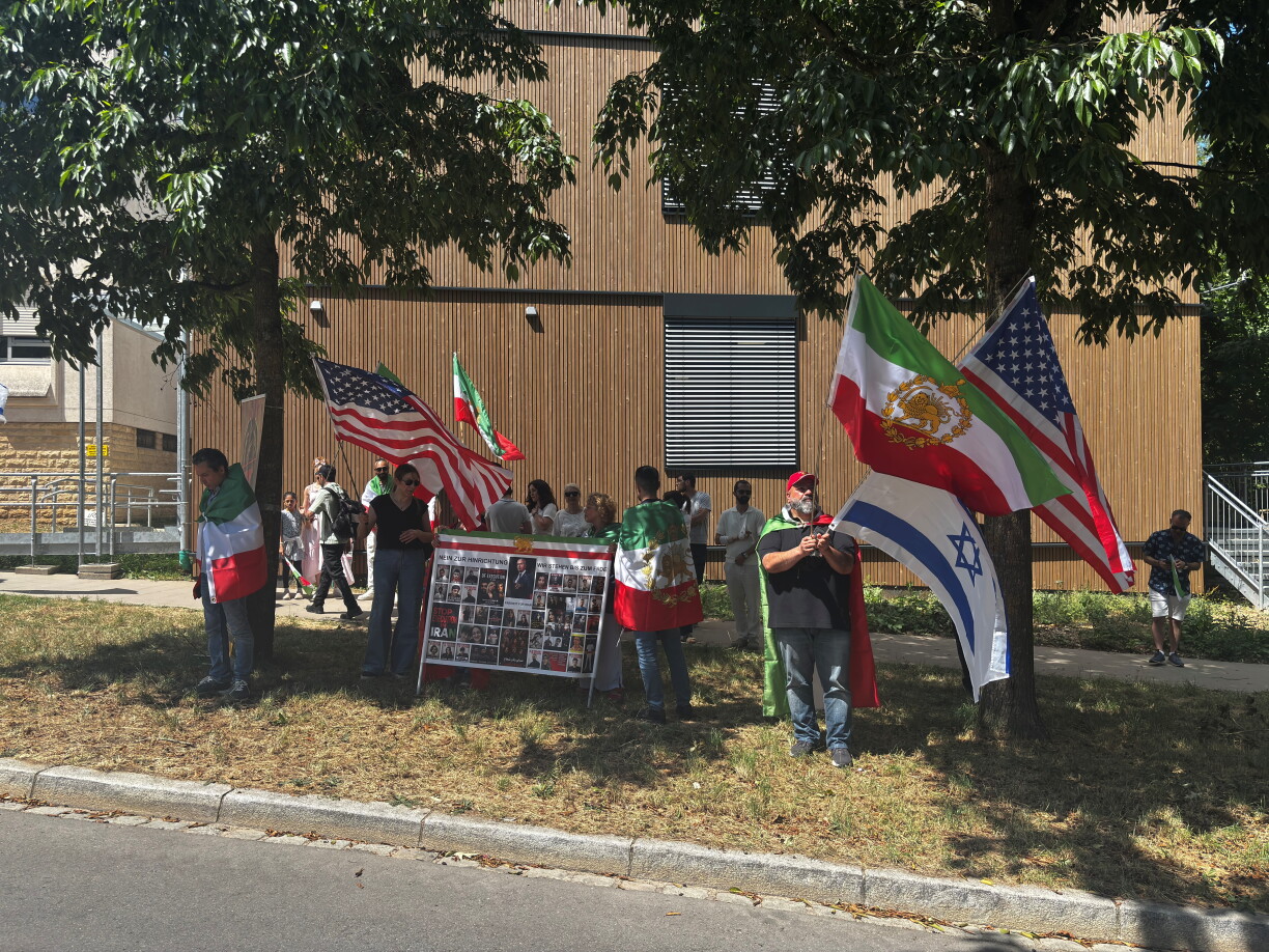 Si setzen hir Hoffnung an d'USA: Eng zwou Dose Leit hate sech e Mëttwoch de Mëtteg virun der US-Ambassade an der Stad versammelt.